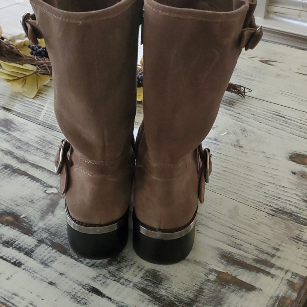 Boots - Picture 3 of 5
